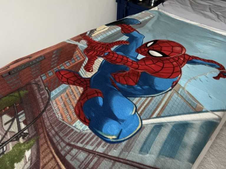 MARVEL COMICS THE AMAZING SPIDER-MAN SWINGING CITYSCAPE FLEECE BLANKET