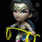 QUANTUM MECHANIX x DC COMICS - WONDER WOMAN (JUSTICE LEAGUE) Q-FIG MINI FIGURE (10 cm)